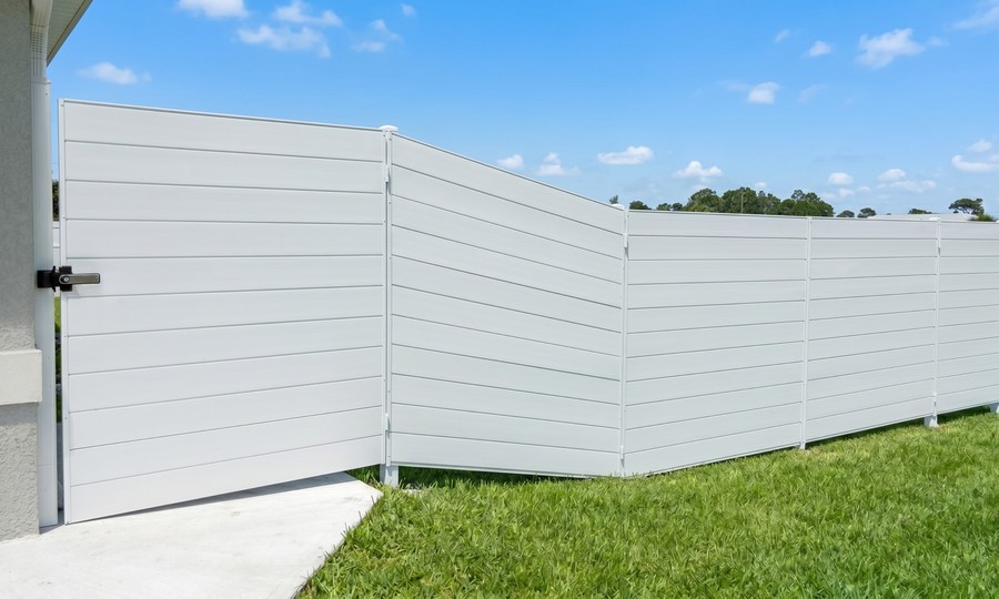 ecFence gate and panels following a raked, sloped run
